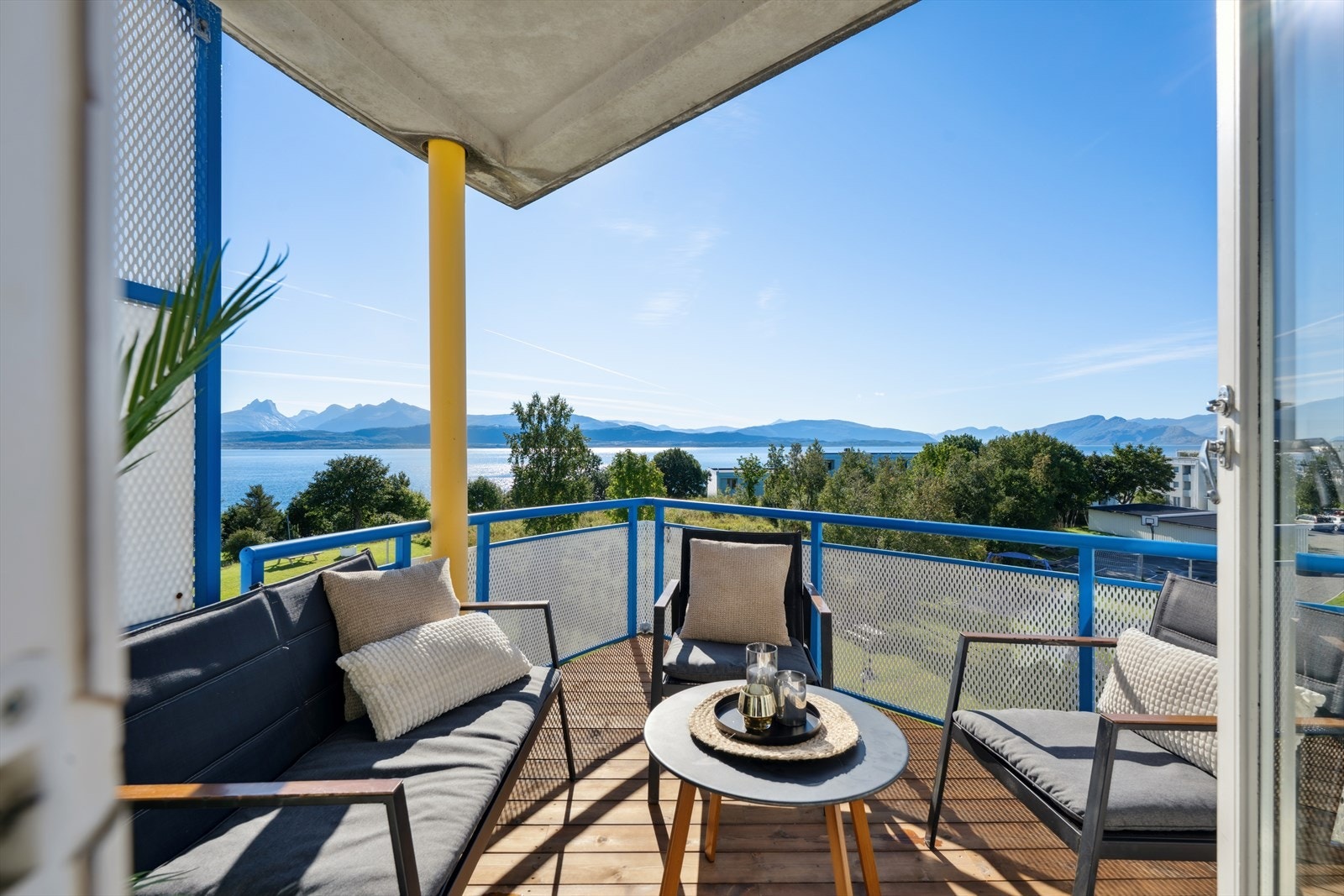 Fra stuen er det videre utgang til en flott overbygget balkong. Galleribilde