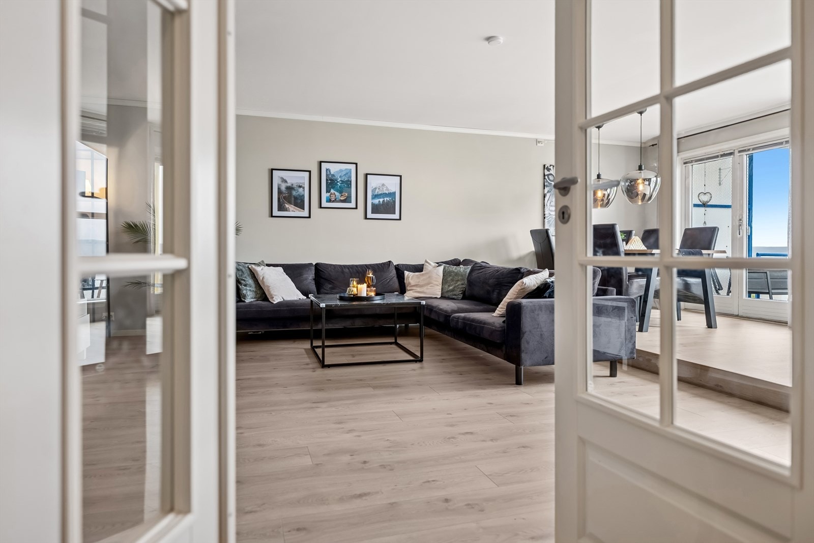 Vi beveger oss videre inn i en lys og innbydende stue. Galleribilde