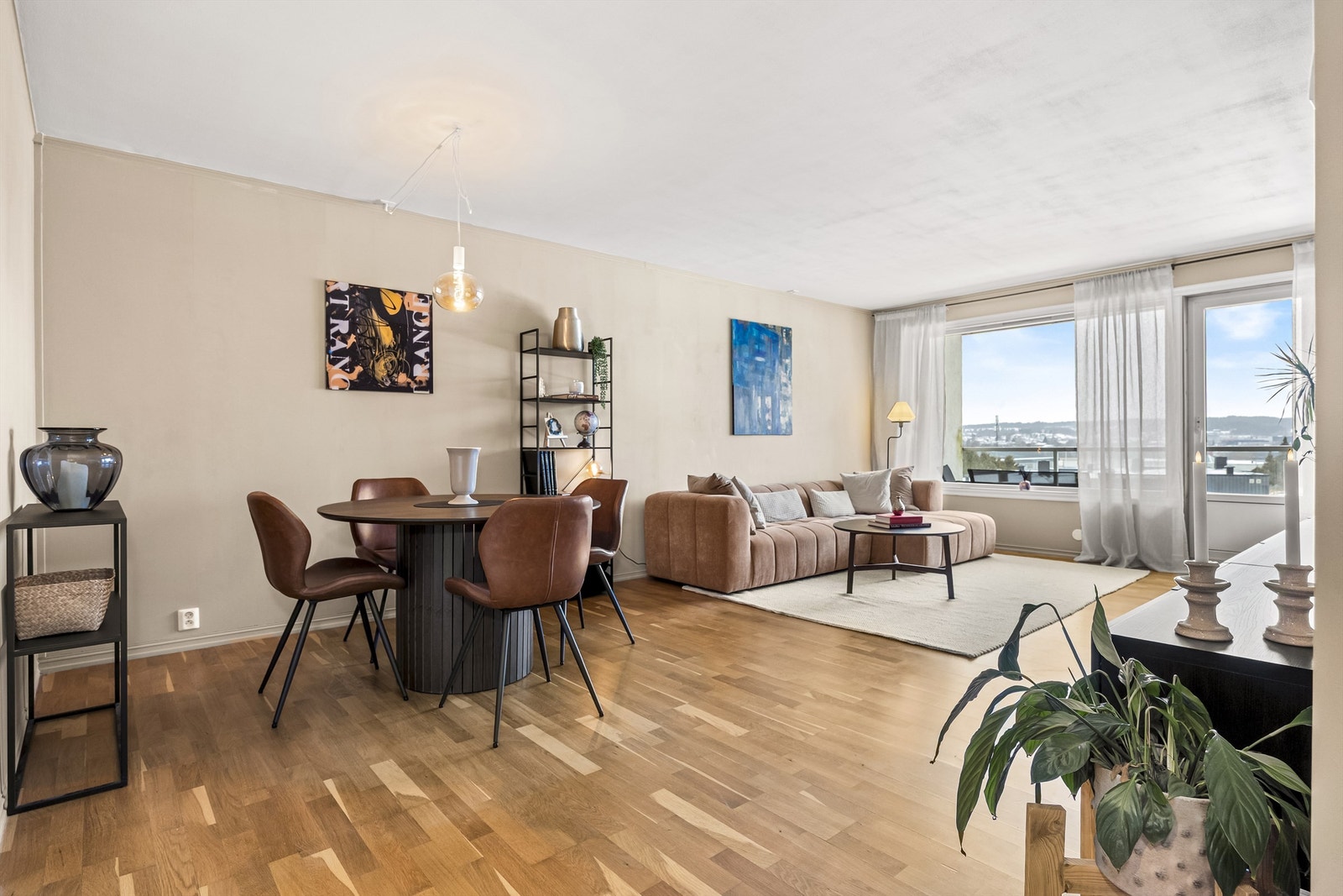 Leiligheten har nylig fått et løft med malte overflater, resultatet er et moderne uttrykk. Galleribilde