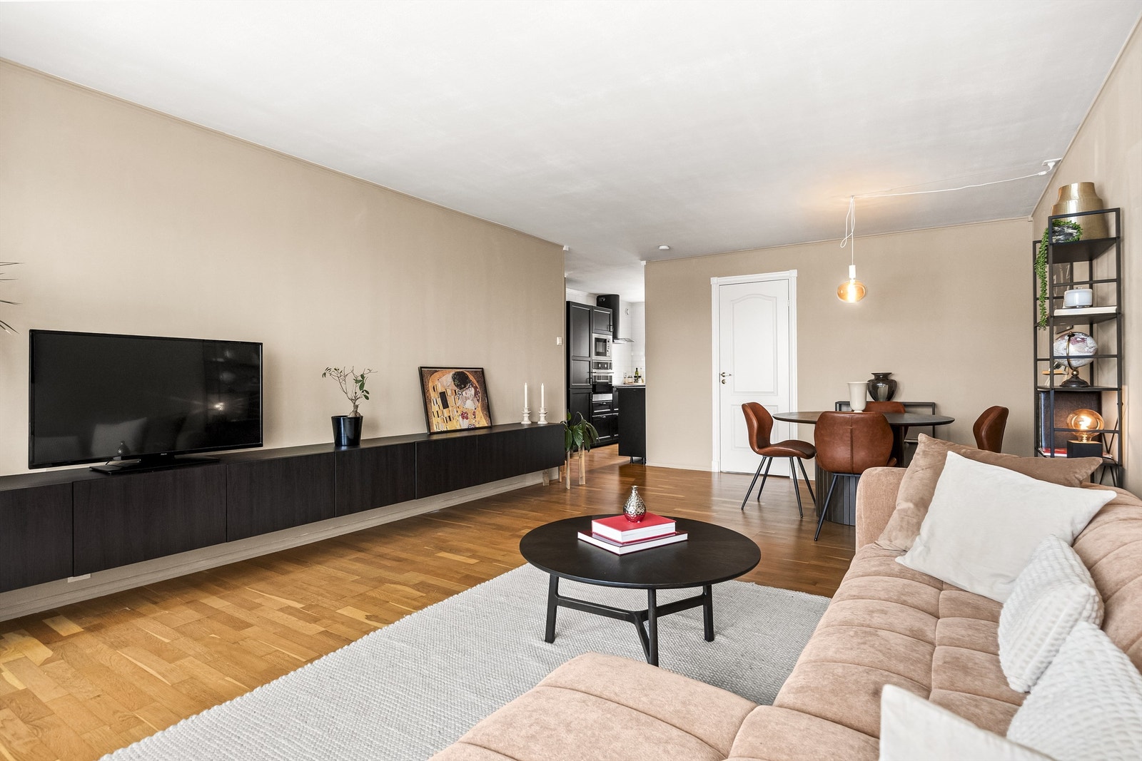 Leiligheten har en god planløsning med stor stuedel, soverom, kjøkken og bad. Galleribilde