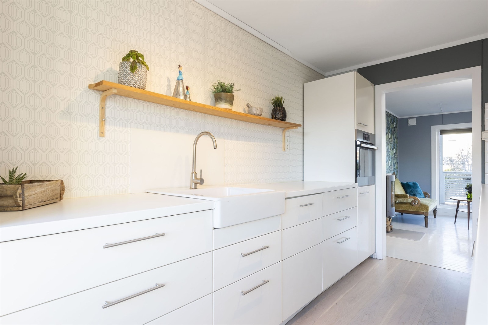 Pent kjøkken fra 2015. Rikelig med oppbevaringsplass og benkeplass. Galleribilde