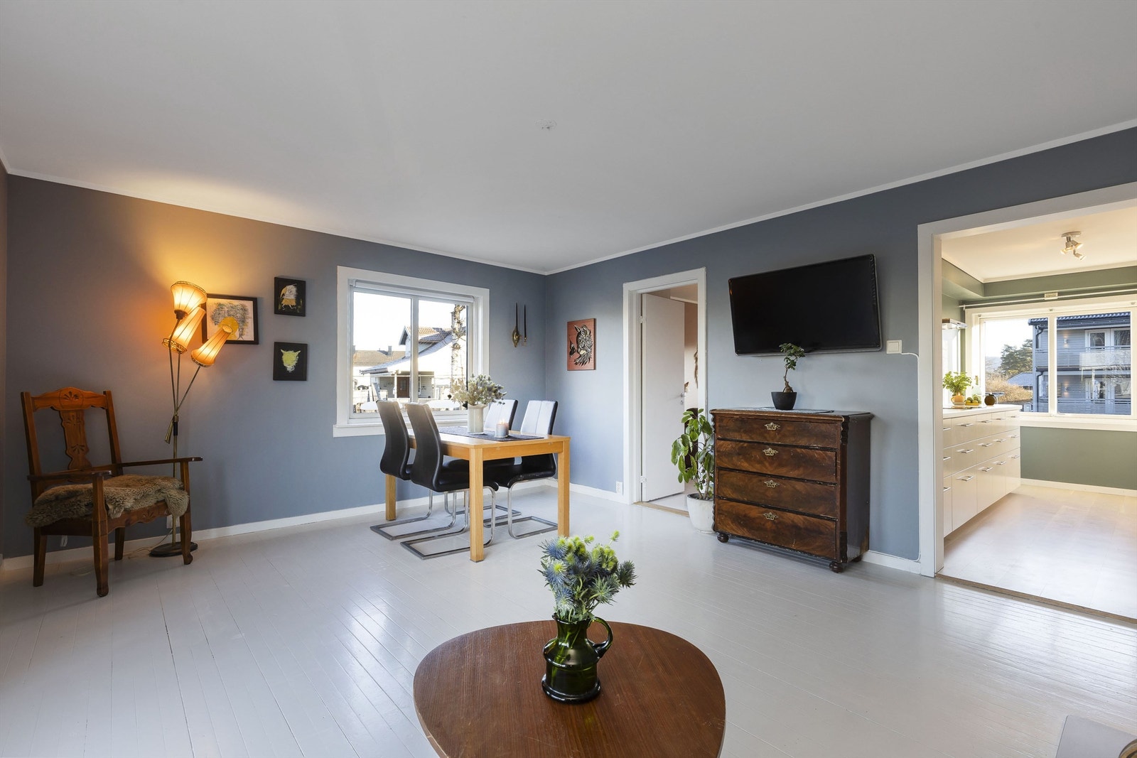 Lys og pen stue med gode møbleringsmuligheter Galleribilde