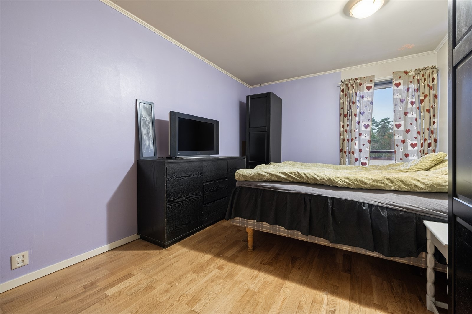 Leiligheten har et stort og luftig soverom, med god plass til dobbeltseng ov diverse møblement. Galleribilde