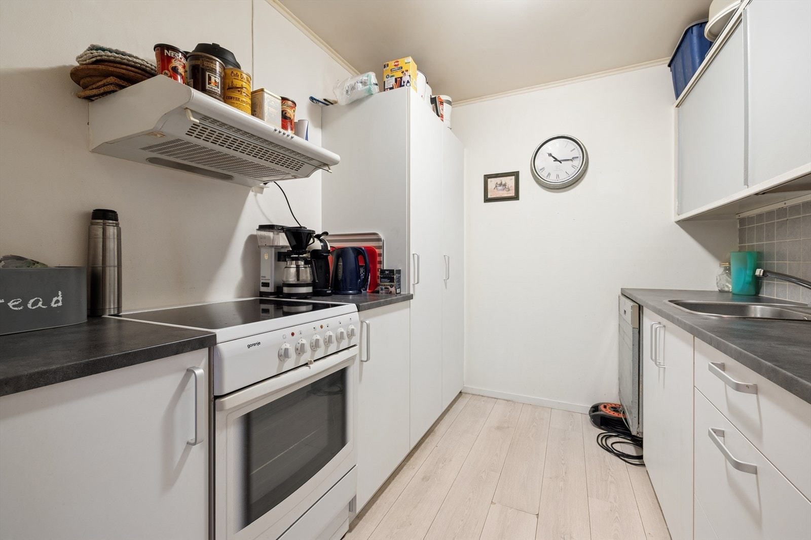 Hvite, profilerte fronter kombinert med en mørkere laminat benkeplate. En fargekombinasjon som gir et stilrent og tidløst utrykk. Galleribilde