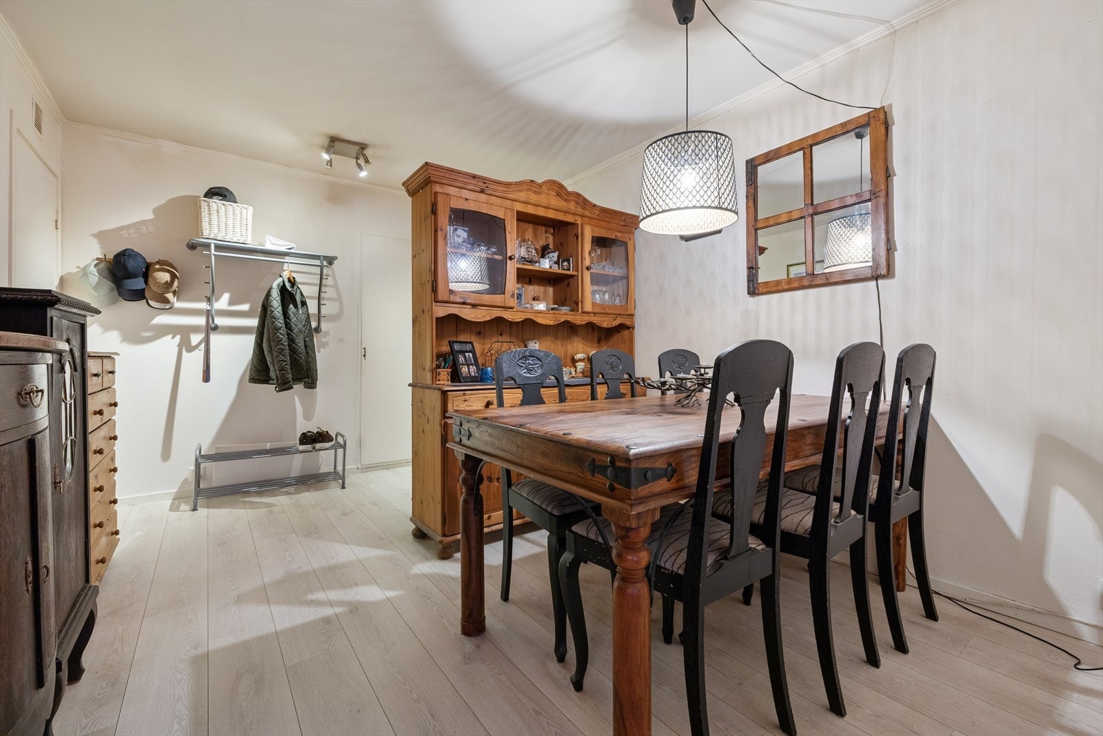 Spisestuen gir god plass til spisebordet. En perfekt sone for hyggelige måltider og selskap. Galleribilde