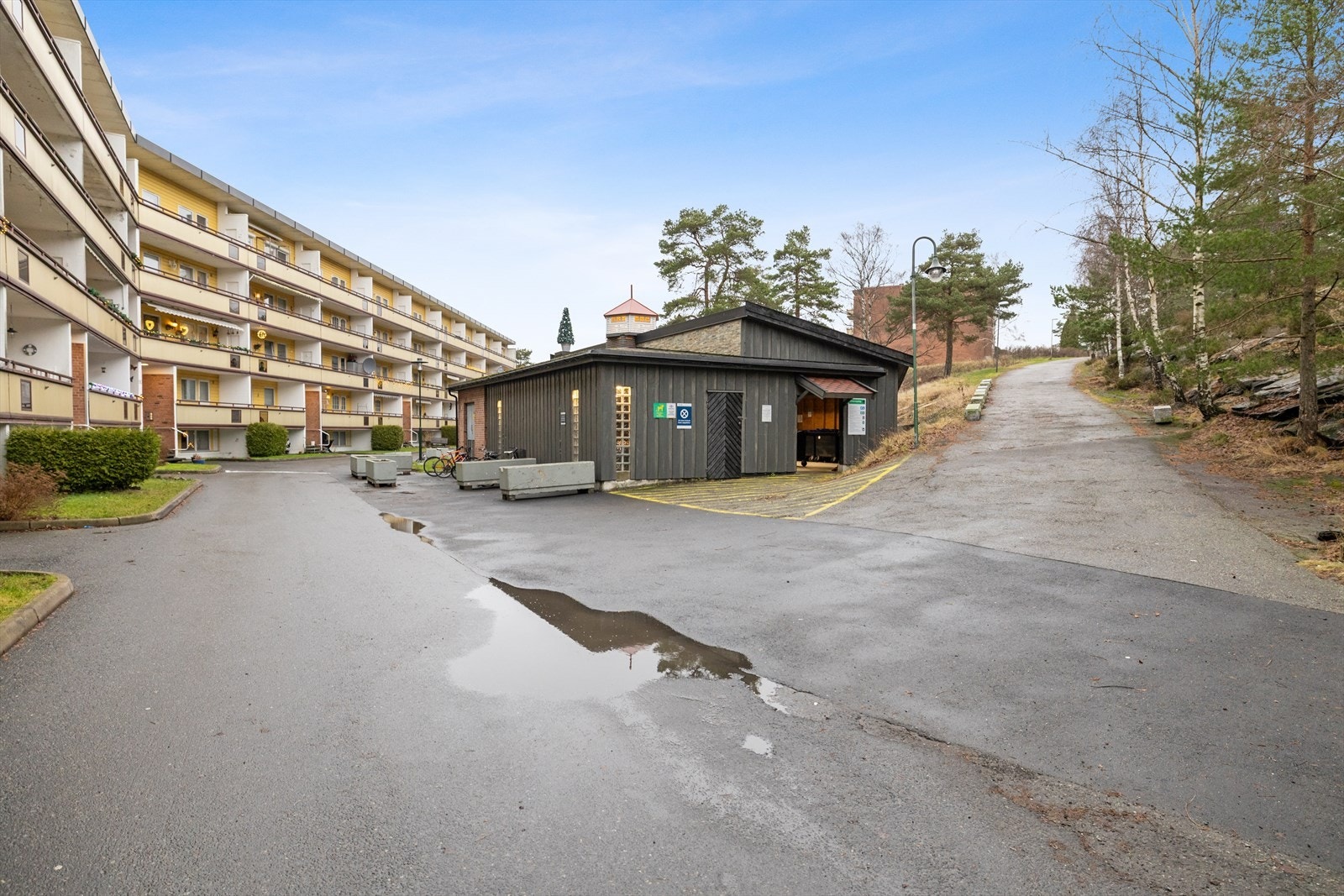 Praktisk plassert avfallsstasjon like utenfor inngangspartiet. Galleribilde