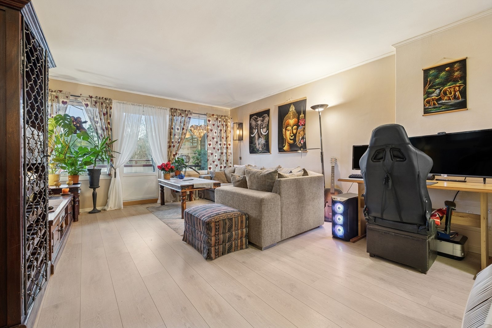 Stuen byr på store vinduer og god romfølelse, med mange muligheter for innredning. Galleribilde