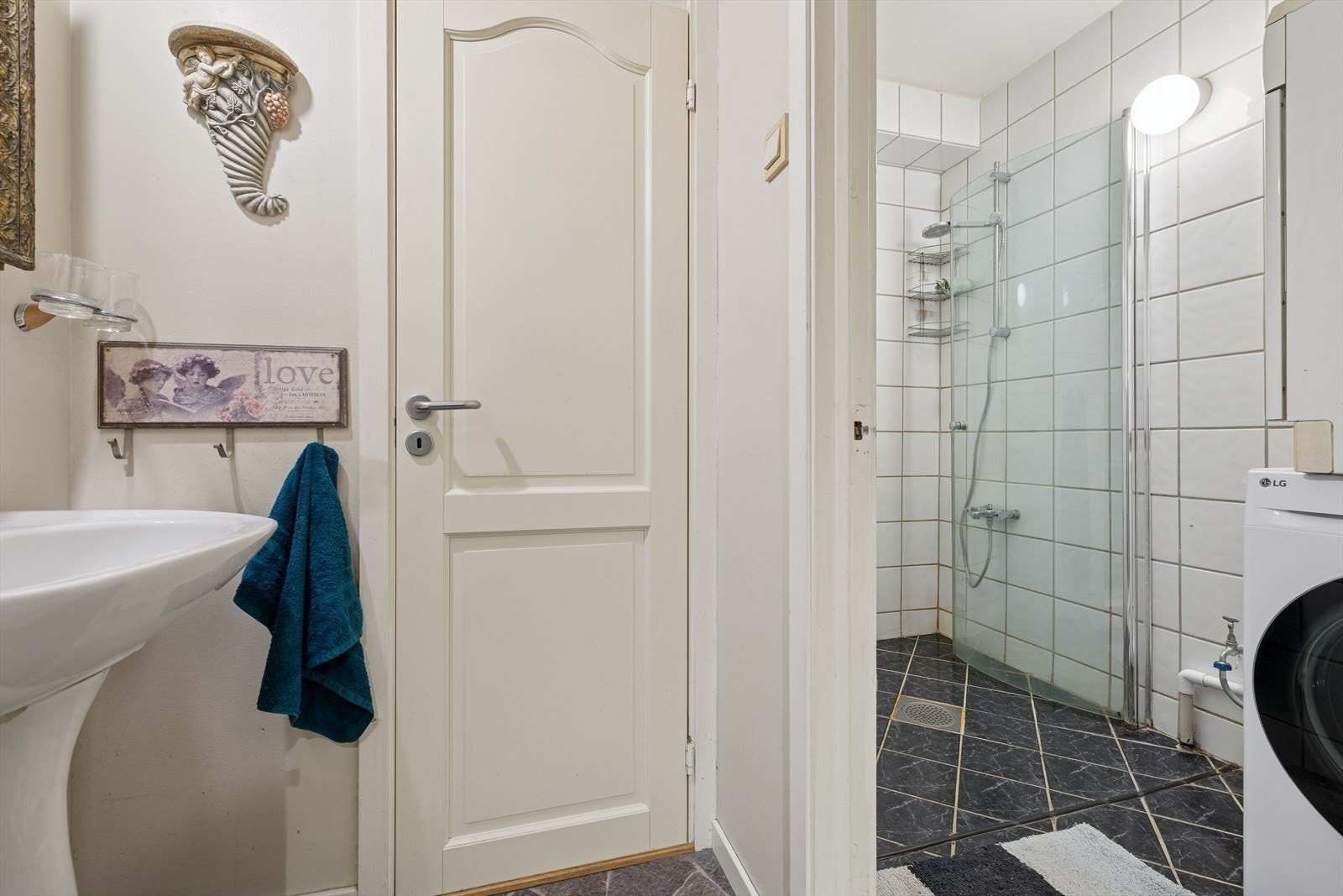 I enden av gangen ligger leilighetens bad og toalettrom- en separat og praktisk løsning Galleribilde