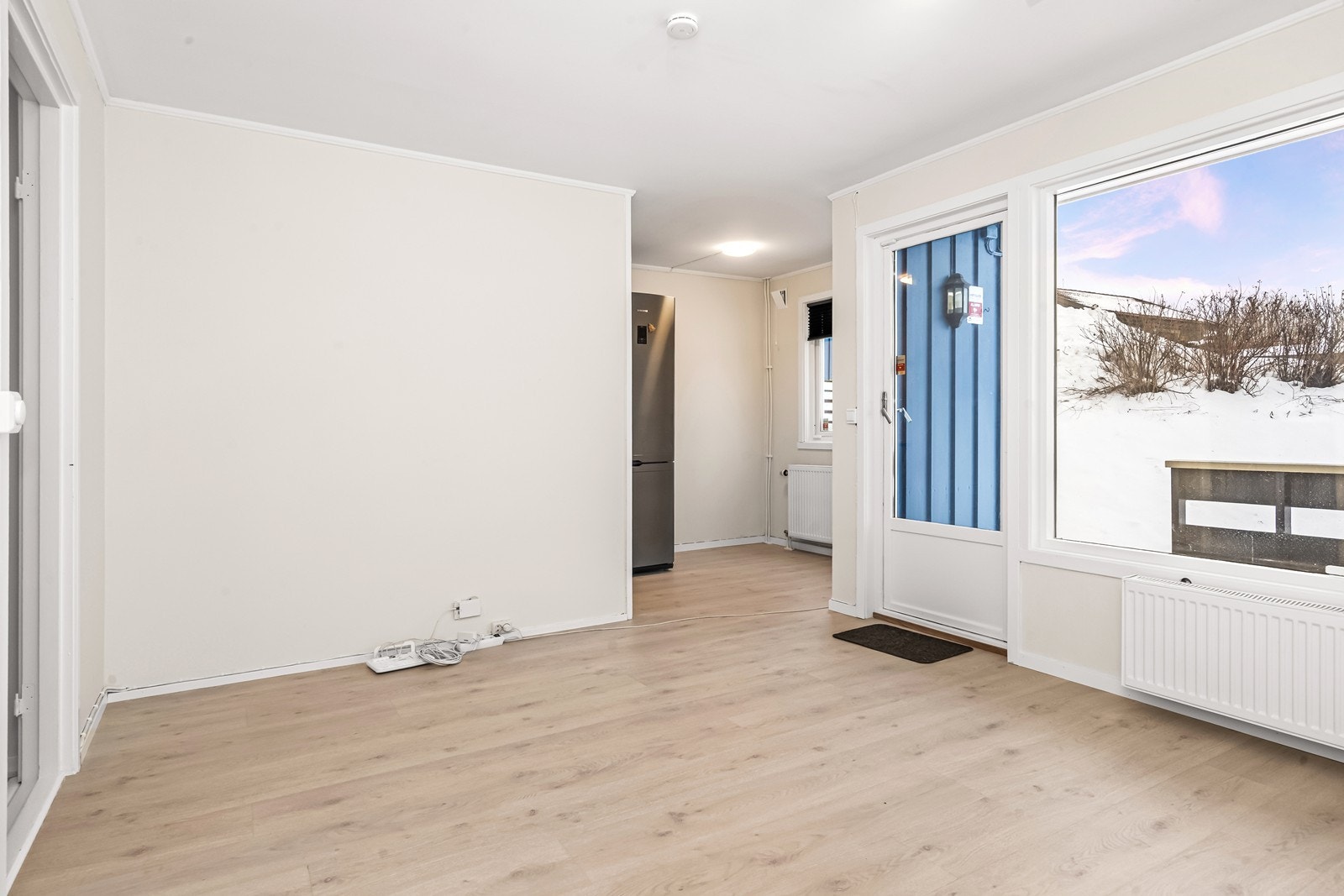 Delvis åpent mot spiseplass i kjøkken. Galleribilde