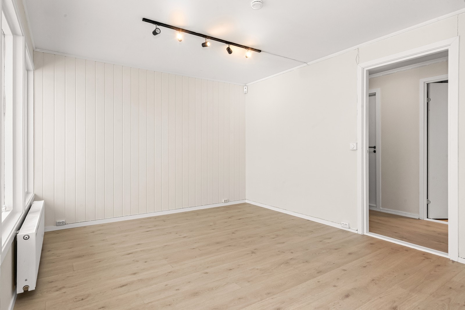 Stue med utgang til terrasse og hage. Galleribilde