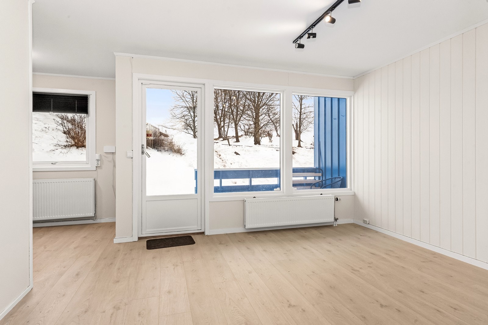 Store vindusflater som slipper inn godt med naturlig lys. Galleribilde