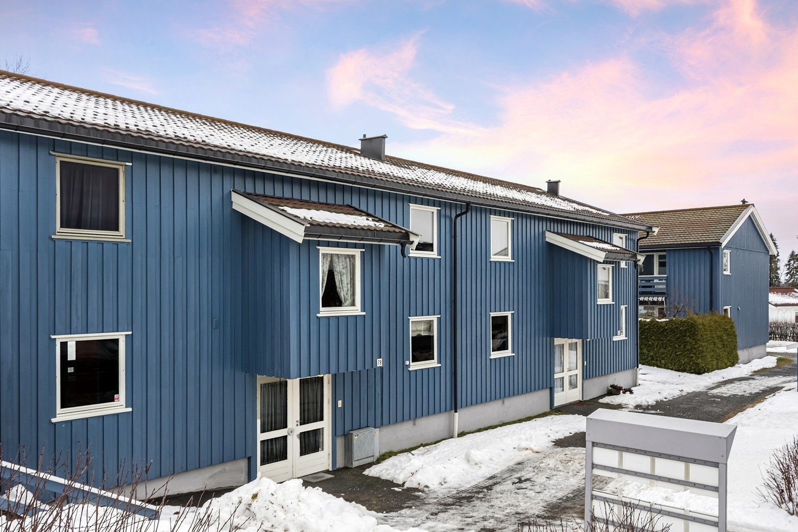 Leiligheten ligger med enkel adkomst i 1 etasjen. Galleribilde