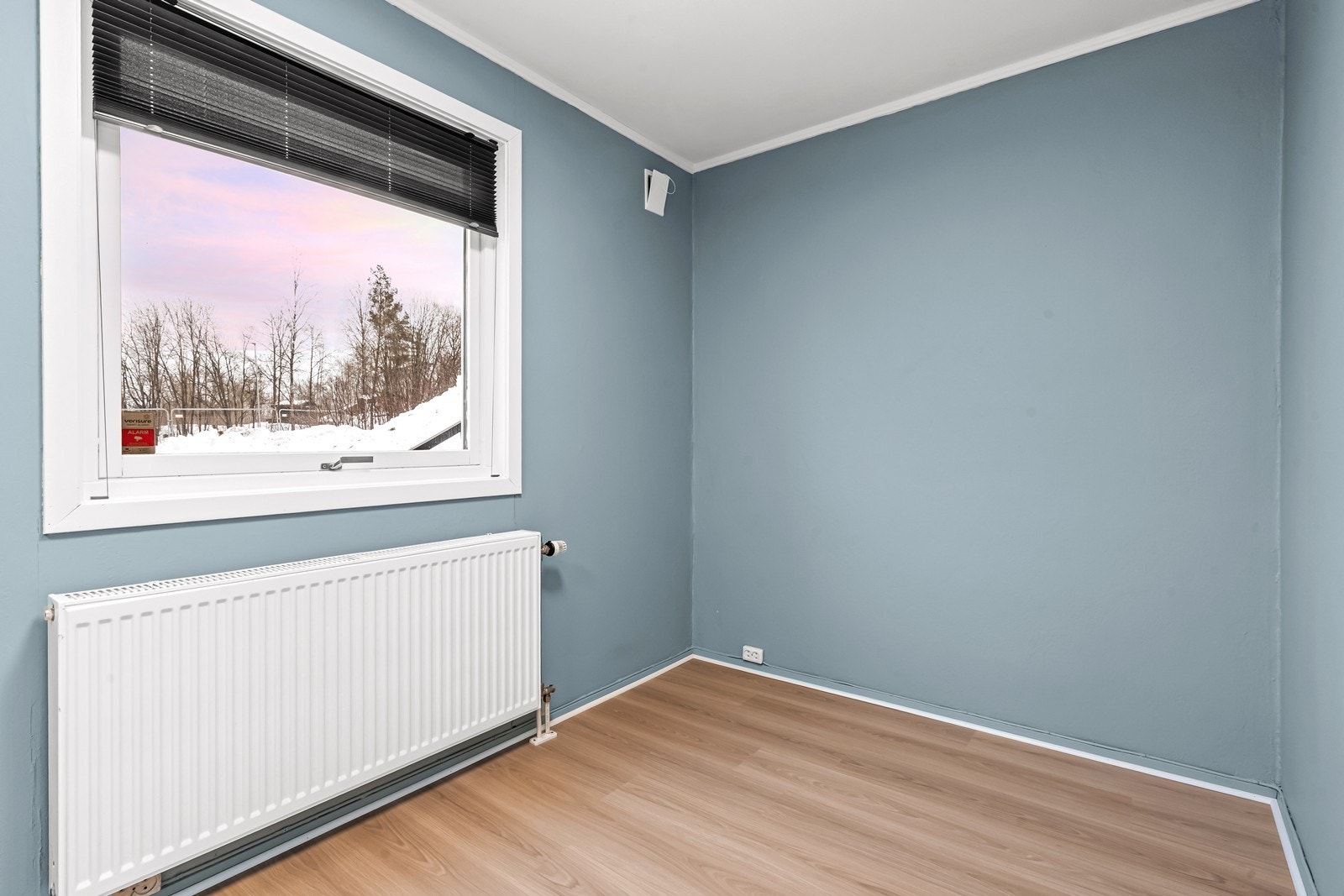 Romslig soverom med plass for seng og skap. Galleribilde