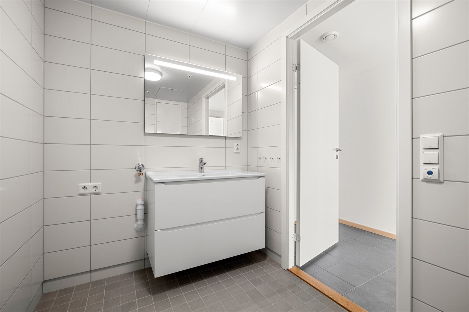 Pent flislagt bad med varme i gulv og opplegg til vaskemaskin Galleribilde