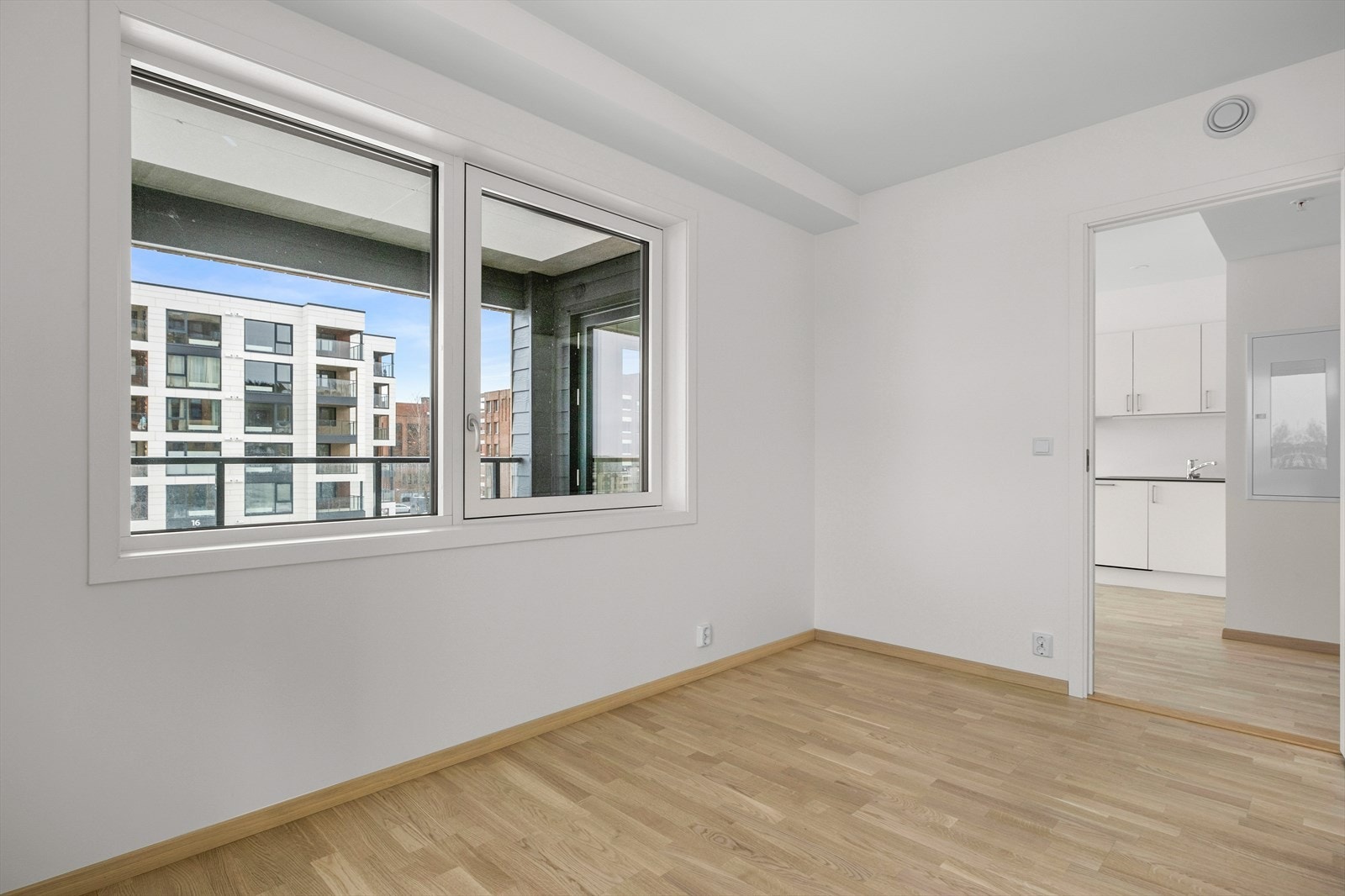 Soverommet er på 9,6kvm med store vindusflater Galleribilde