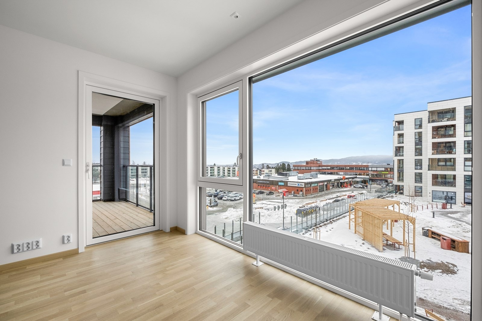 Stue/kjøkken med store vindusflater og fin utsikt - fra stuen har du utgang til en romslig balkong. Galleribilde