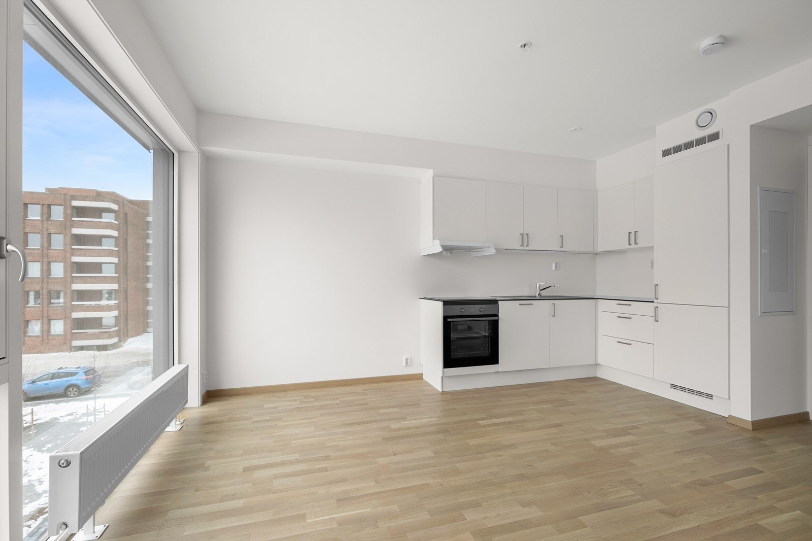 Stue/kjøkken er på 16,4kvm som gir plass til både sofa og spisebord Galleribilde