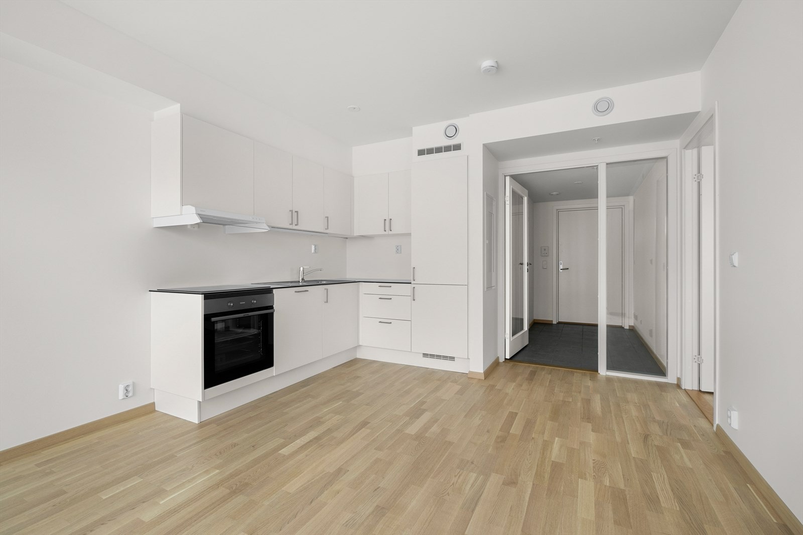 Pent kjøkken med integrerte hvitevarer. Galleribilde