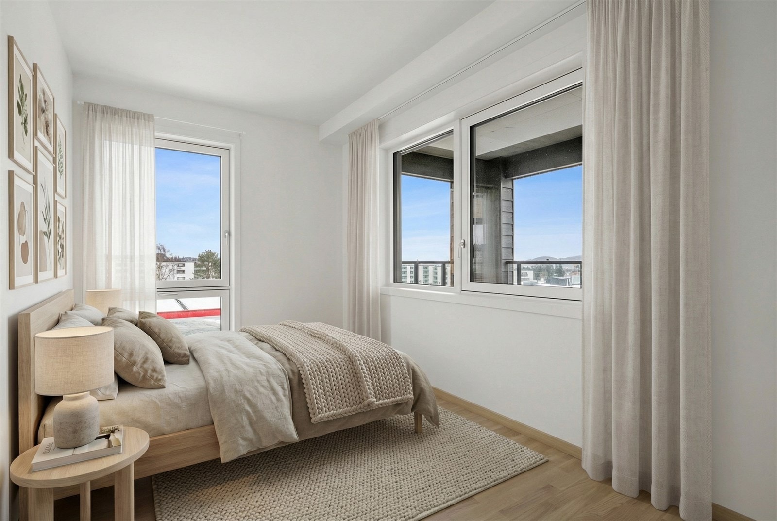 Soverommet er på 9,6kvm med store vindusflater Galleribilde
