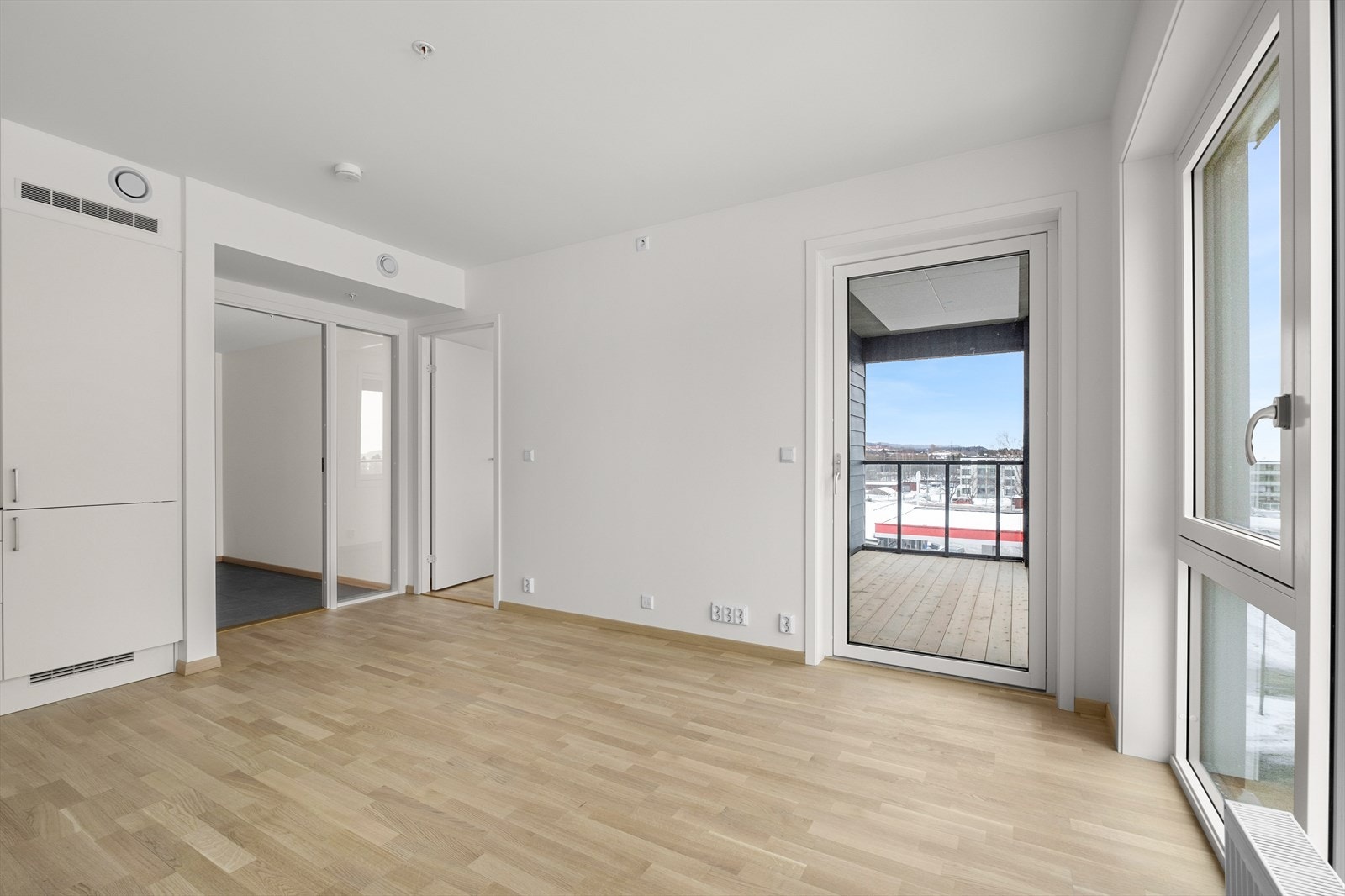 Stue/kjøkken med store vindusflater og fin utsikt - fra stuen har du utgang til en romslig balkong. Galleribilde