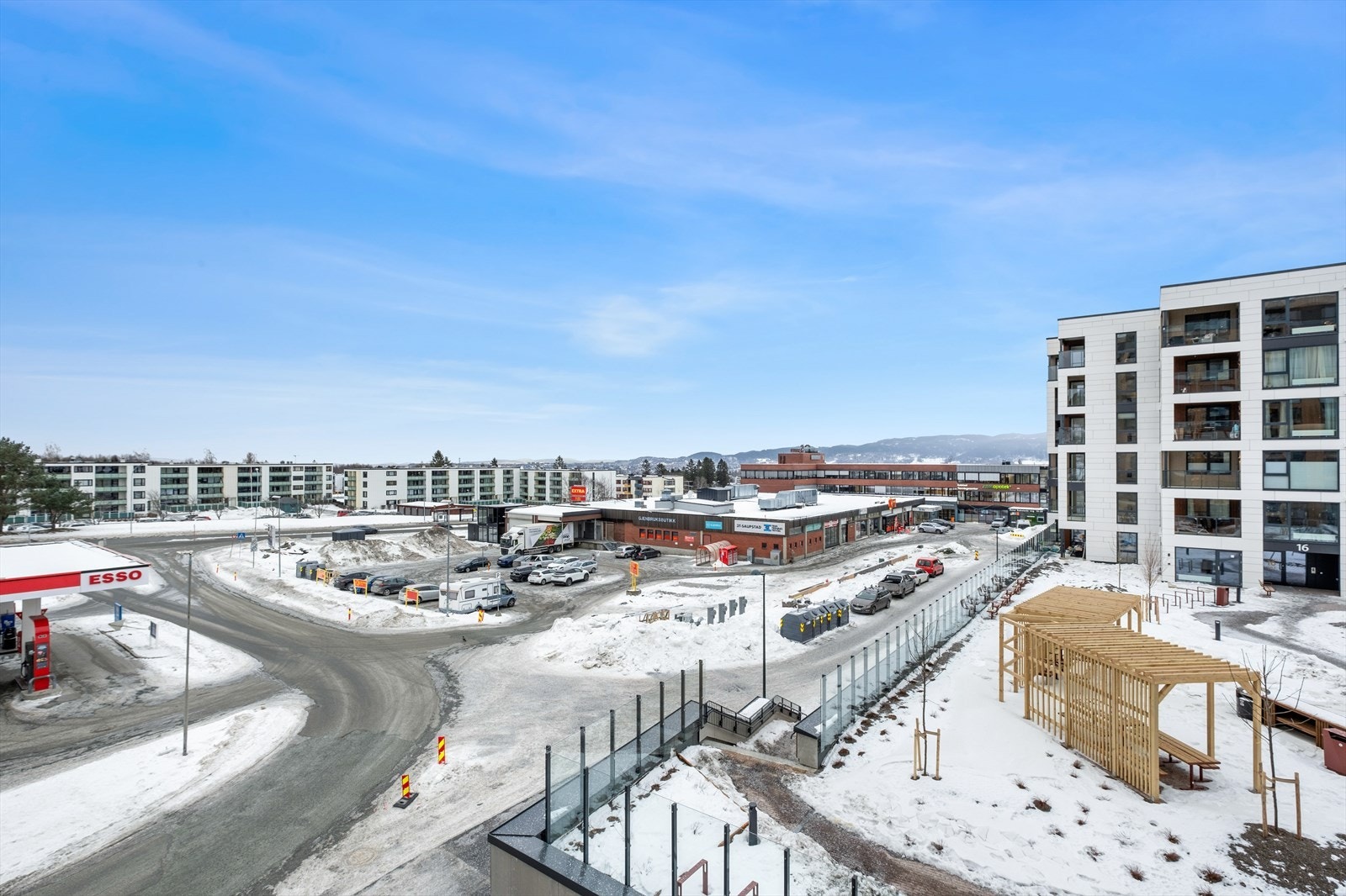 Fra balkong og stue har du en fin utsikt Galleribilde