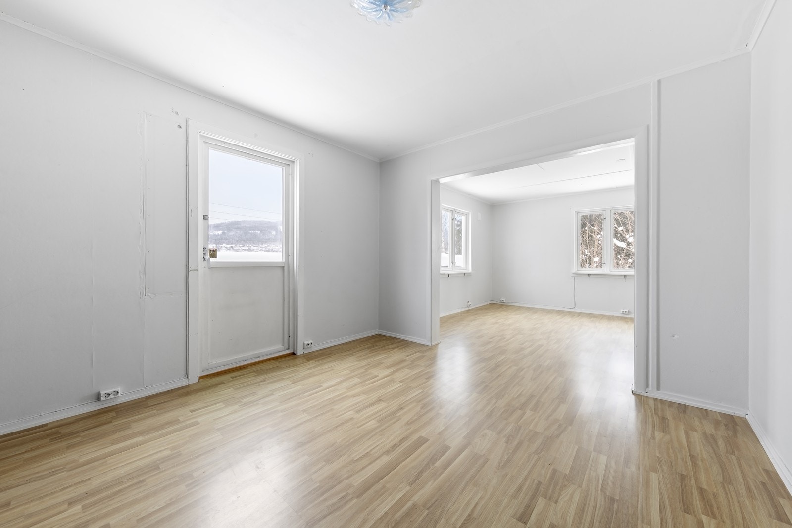 Romslig stue med utgang til terrasse. Galleribilde