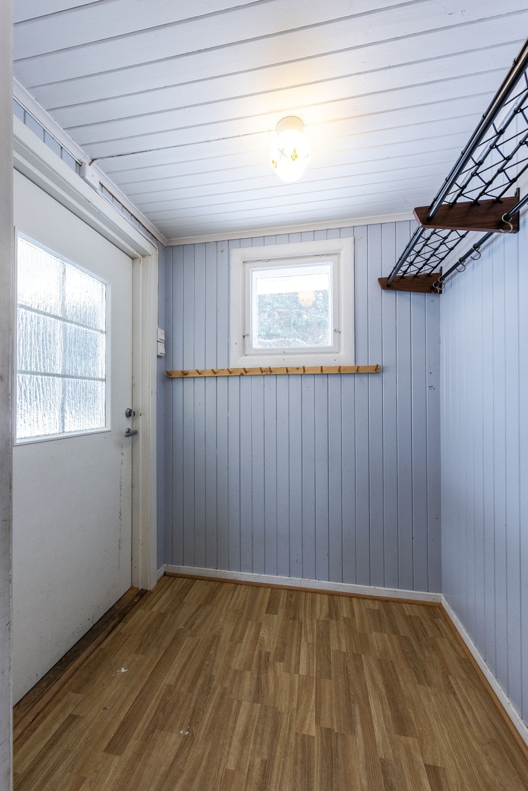 I vindfanget er det muligheter for å henge fra seg yttertøy. Galleribilde