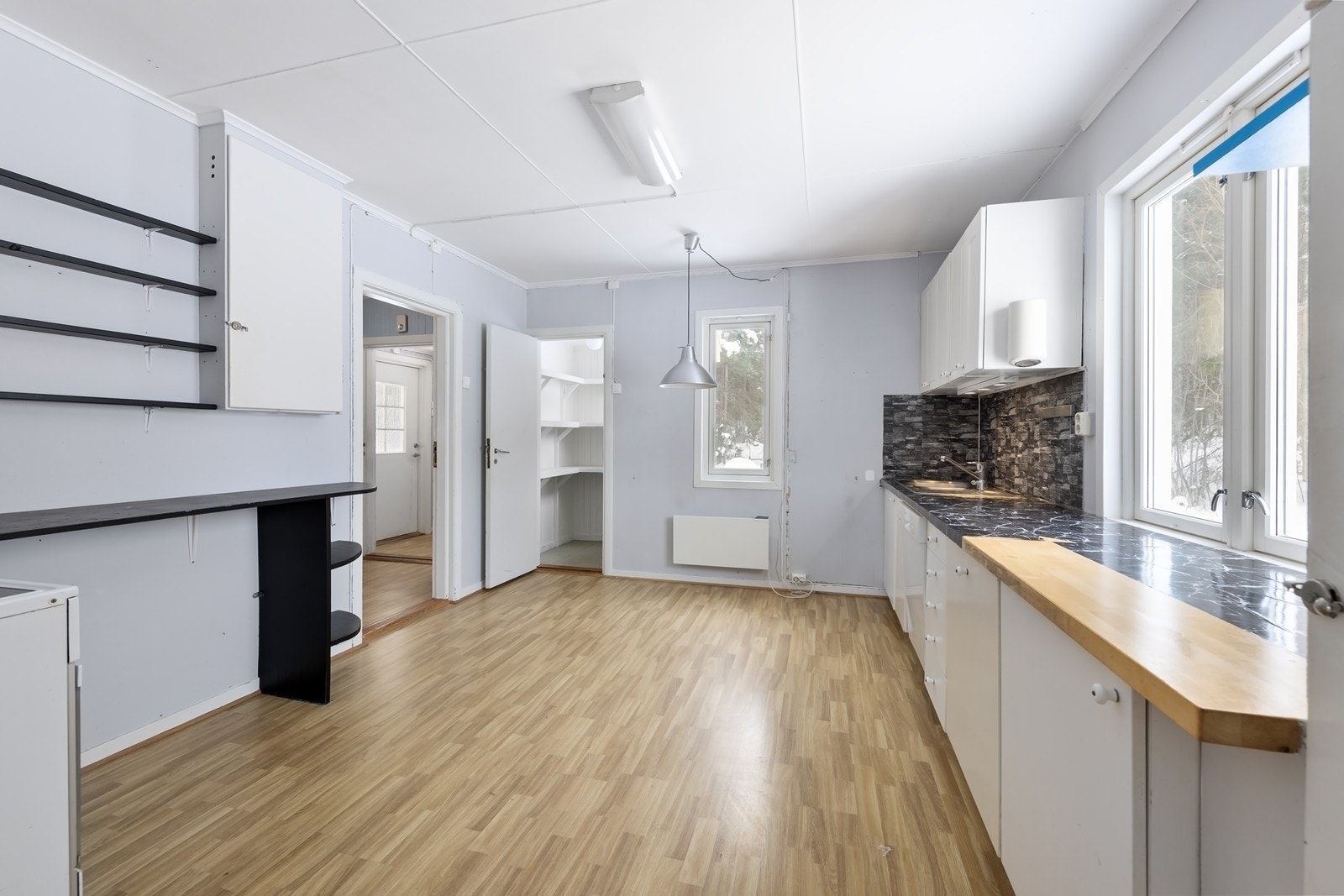 Her er det godt med skaper til oppbevaring. Kjøkkenet har behov for modernisering. Galleribilde