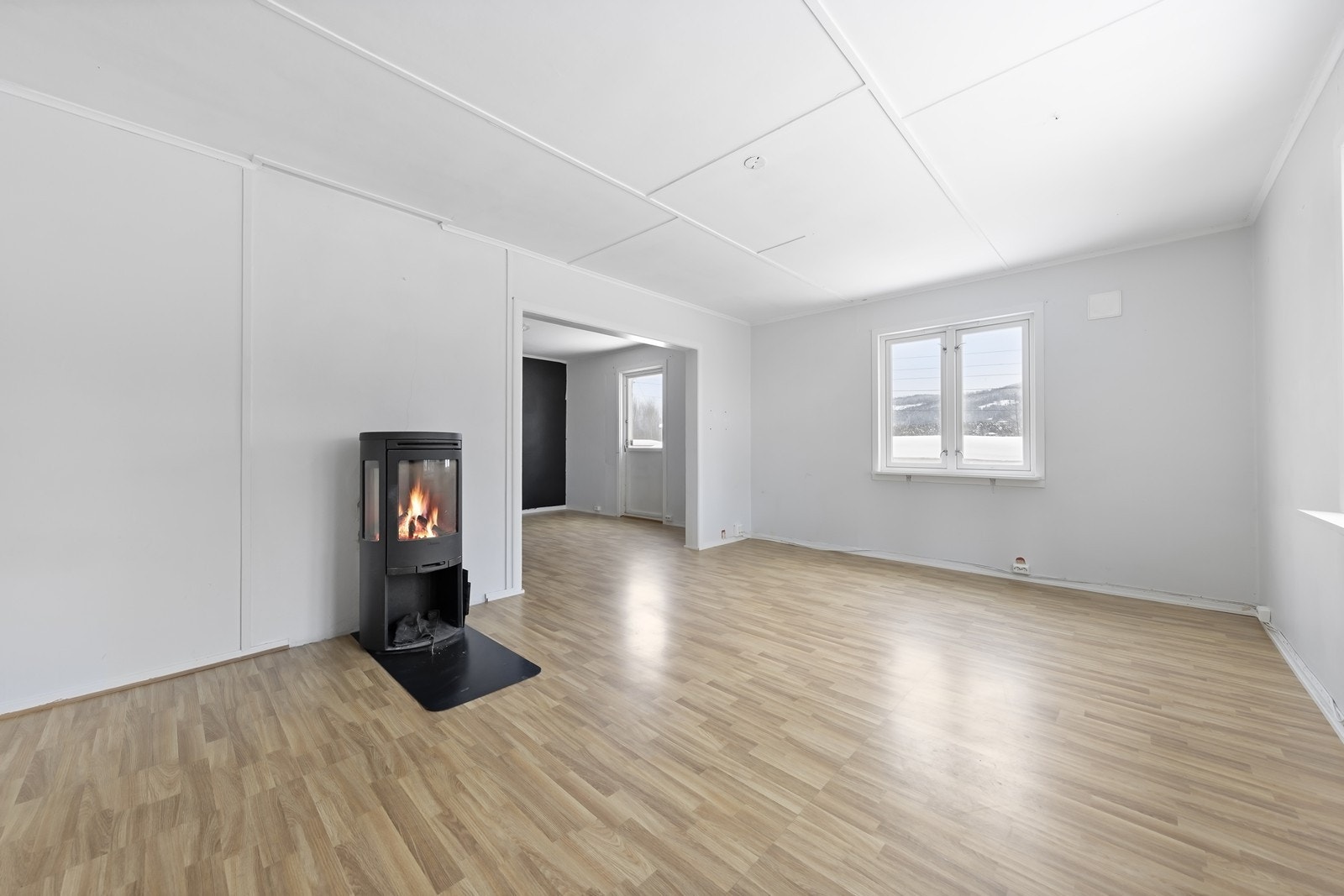 I stuen er det montert en moderne peisovn. Galleribilde