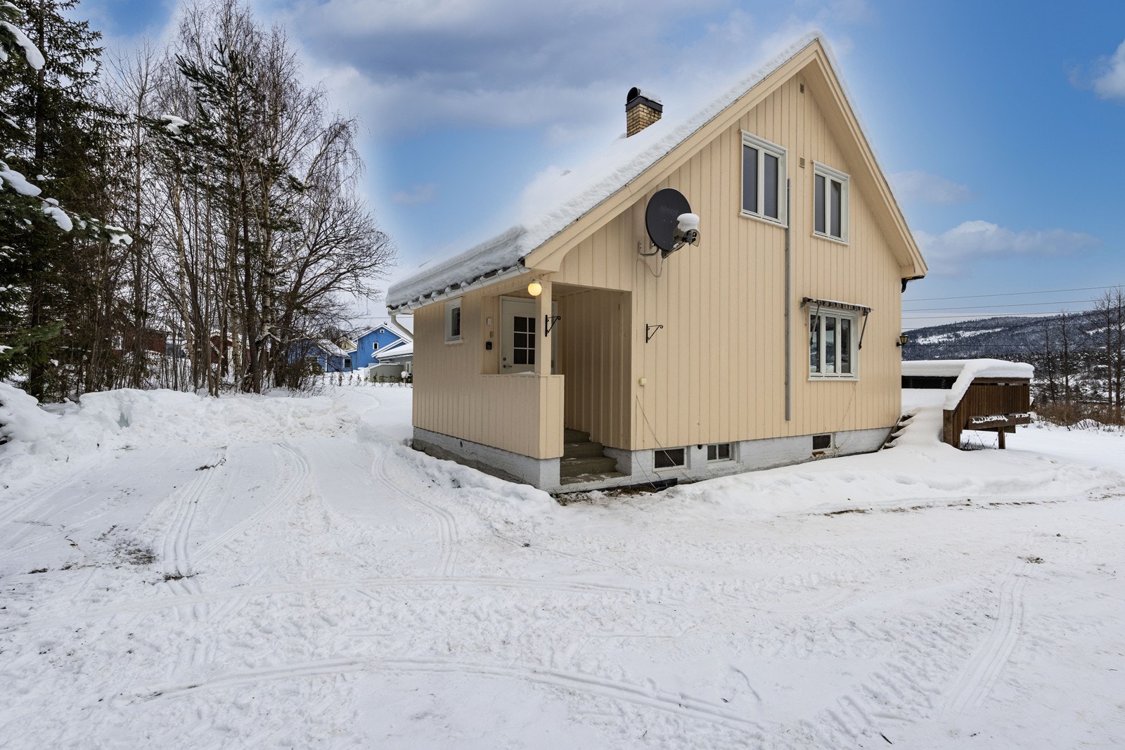 Stor gårdsplass med gode parkeringsmuligheter. Galleribilde