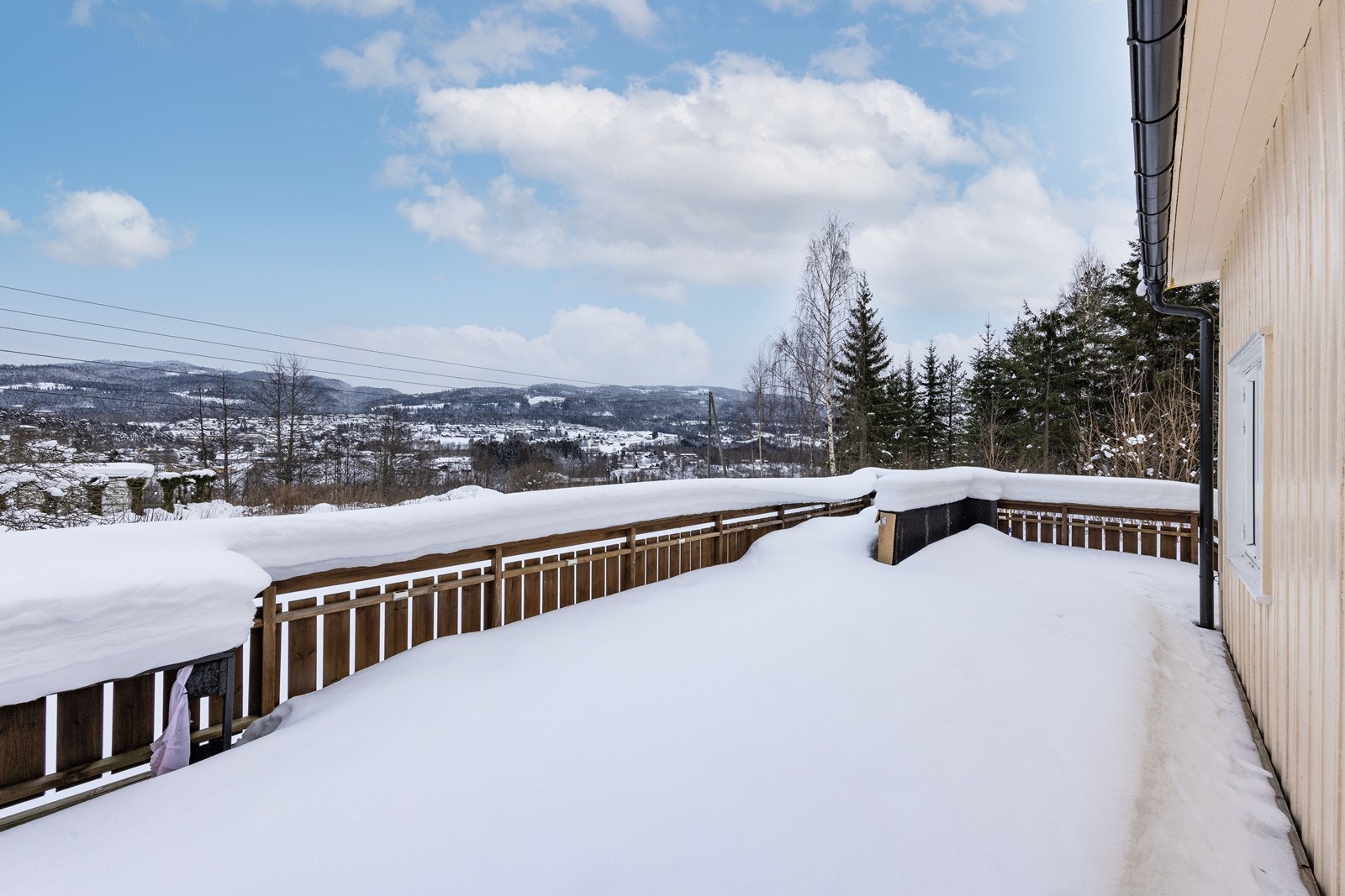 Fra terrassen er det fin utsikt ut over Åmot. Galleribilde
