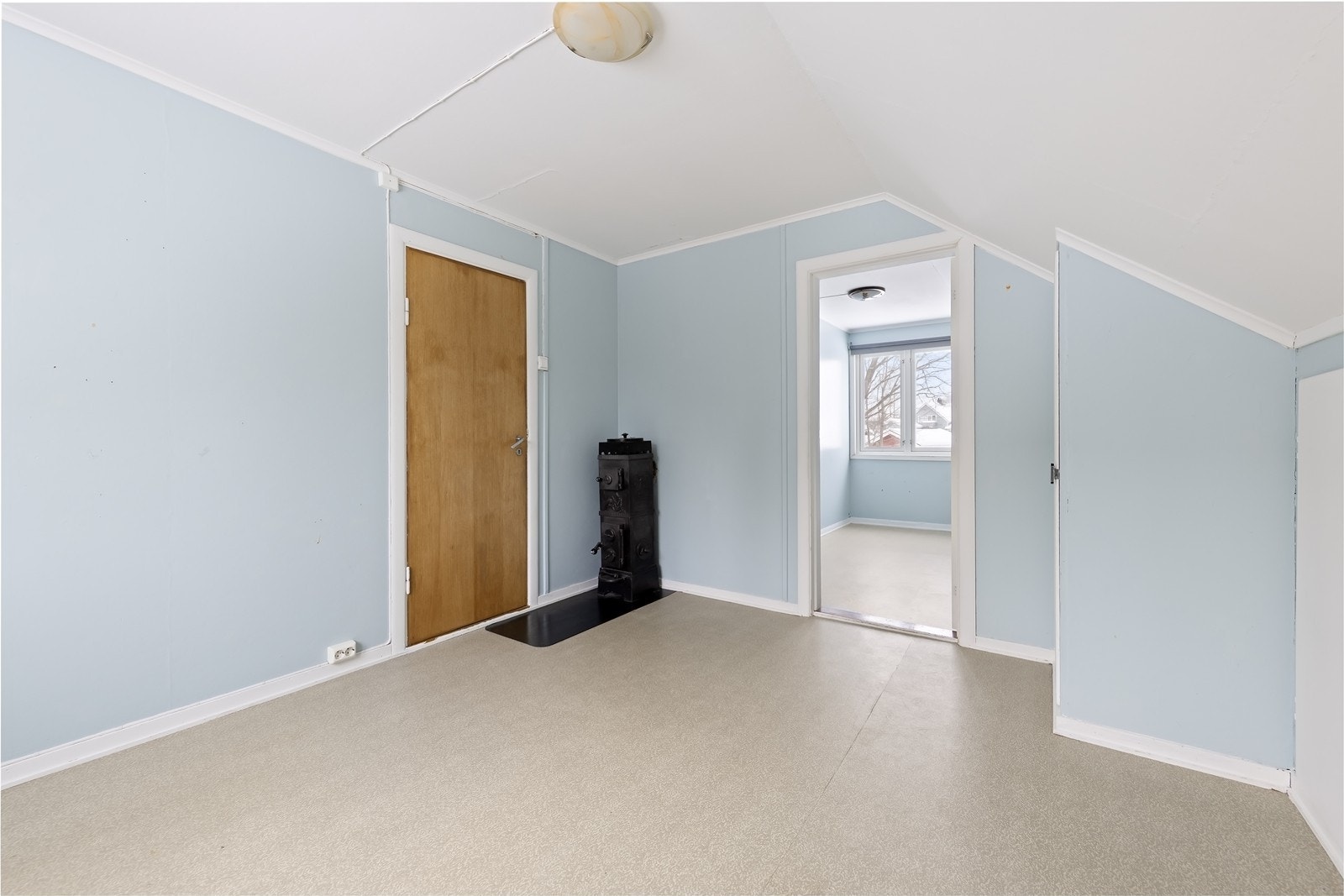 Her er det god plass til dobbeltseng og nattbord. Galleribilde