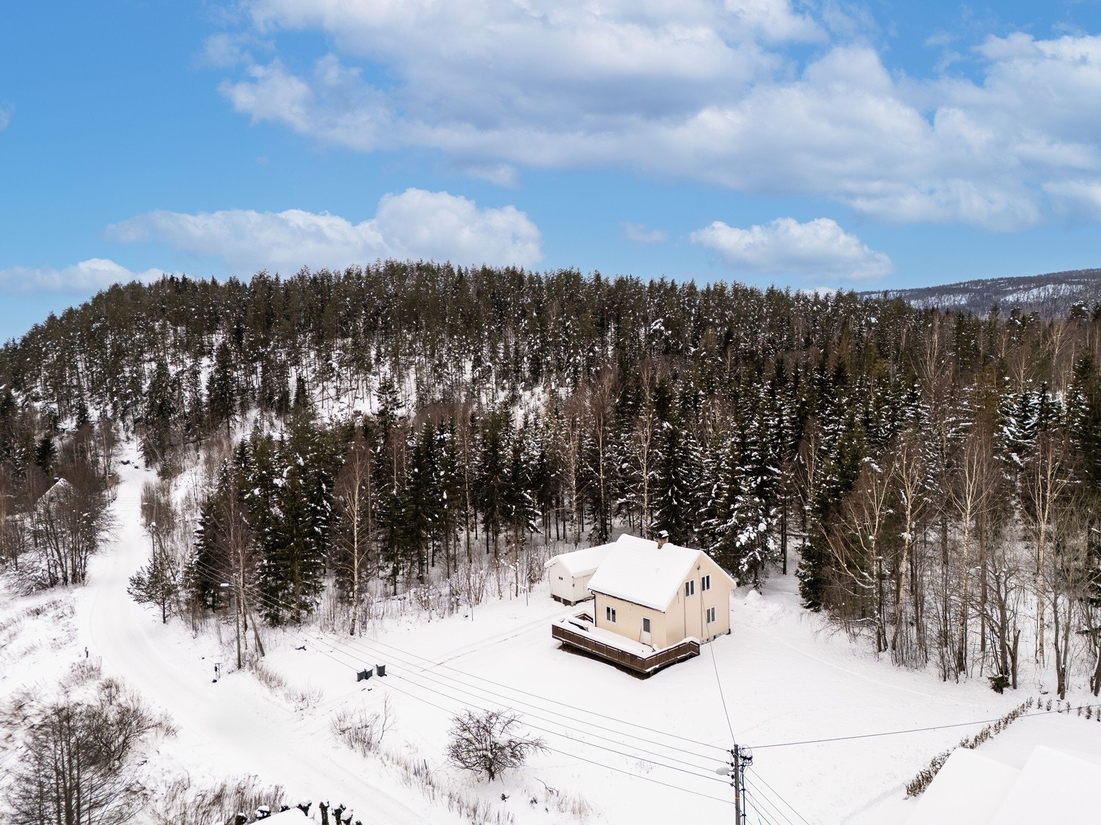 Eiendommen har en relativt flat tomt. Tomten er opparbeidet med gruset gårdsplass og plenarealer. Galleribilde