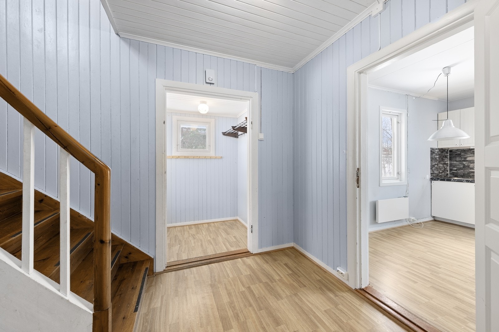 Romslig hall med trapp til 2. etasje. Galleribilde