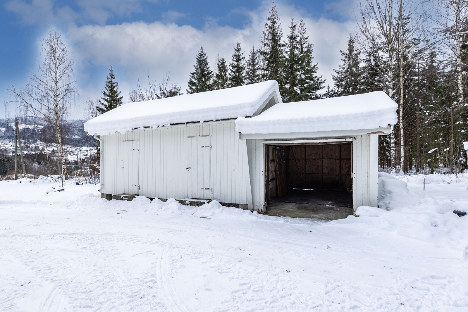 Uthus med garasjeplass Galleribilde