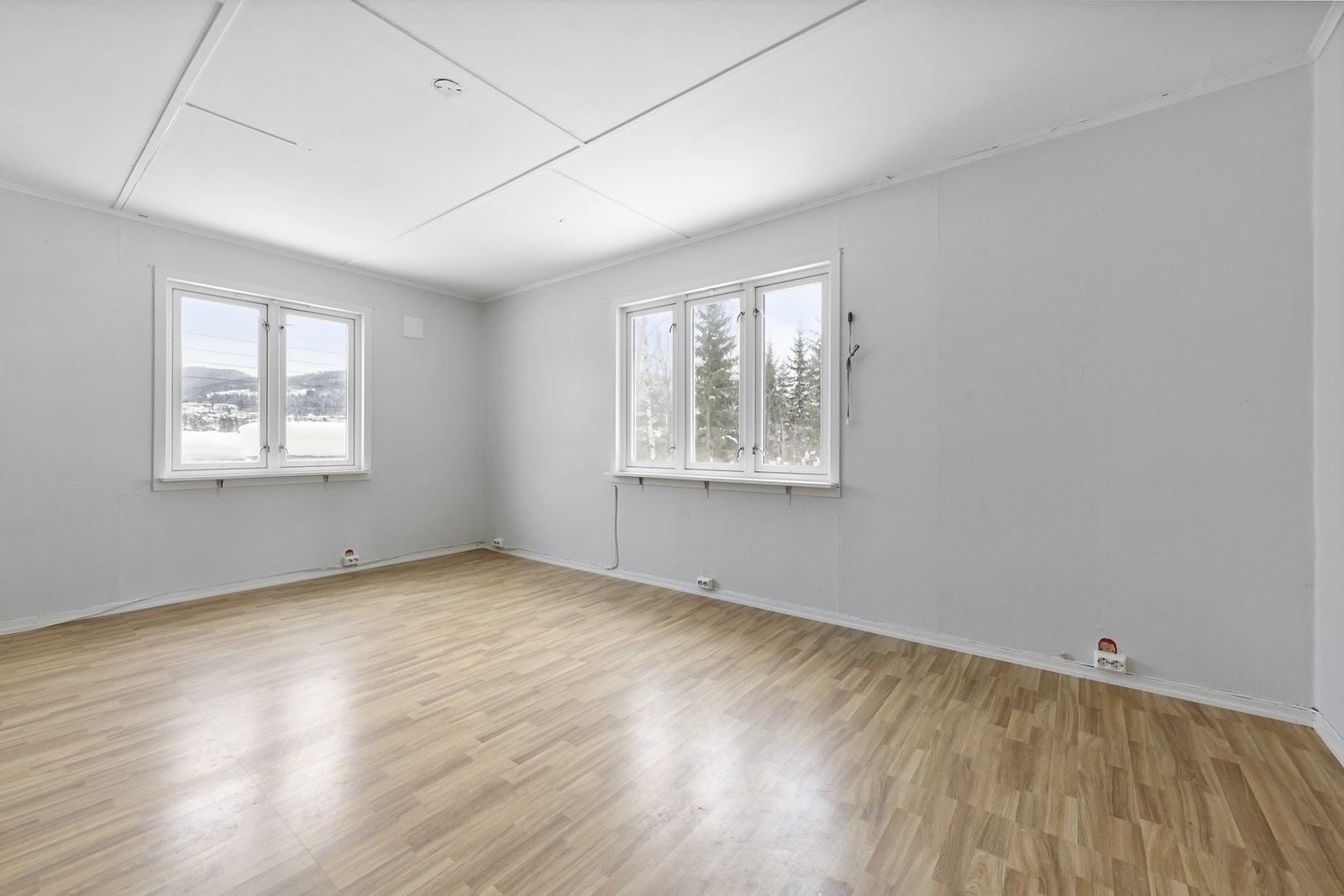 Boligens innvendige overflater består av gulv av laminat og belegg. Veggene har trepanel og malte plater, mens himlingene er utført med malte plater og trepanel. Galleribilde