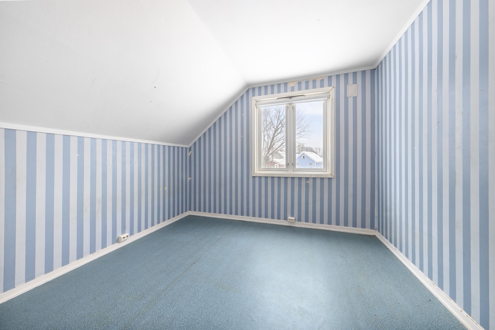 Her er det mange muligheter til skaper til oppbevaring, kontor, barnerom eller foreldre soverom. Galleribilde