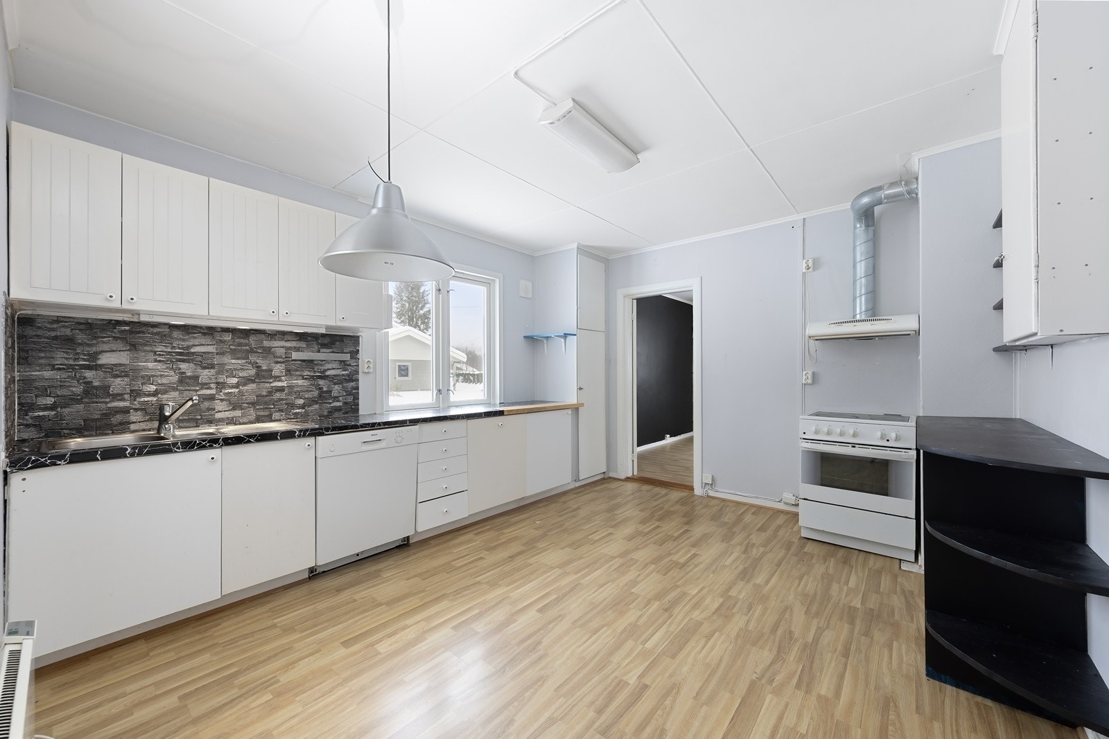 Romslig kjøkken som er utstyrt med innredning som har profilerte fronter. Galleribilde