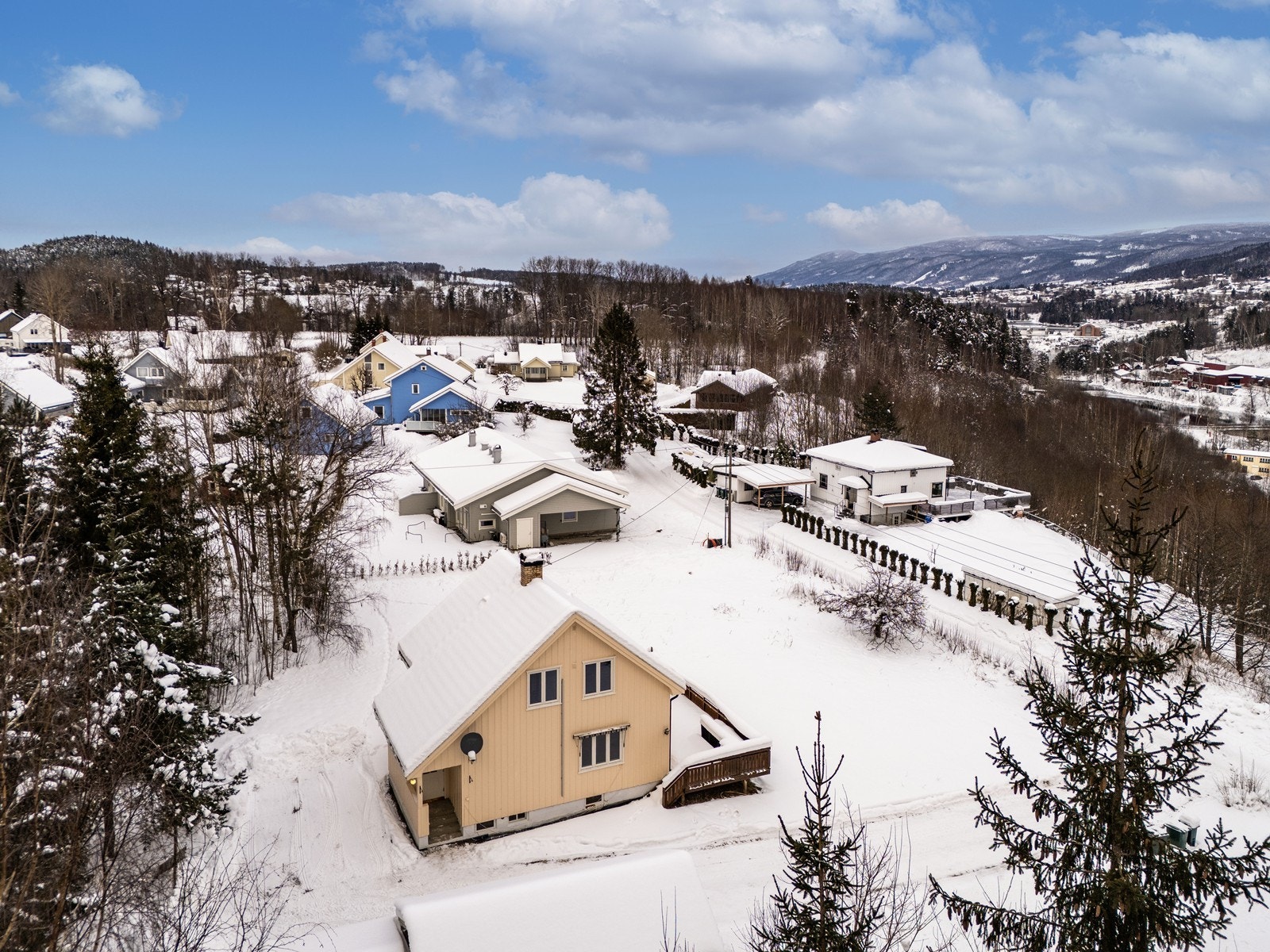Fra eiendommen er kort vei til barnehage og barneskole. Kort kjøretur til Søndre Modum ungdomsskole og Buskerud videregående skole, som begge er lokalisert i Åmot sentrum. Galleribilde