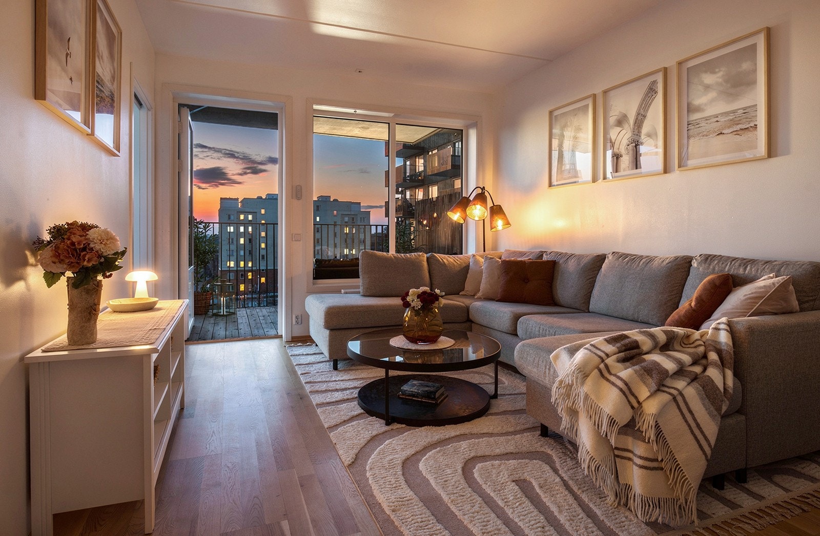 Stue med store vindusflater vendt mot rolig fellesområde, som gir gode lysforhold og skjermet utsyn. Fotograf: Christian Jacobsen v/ Studio Oslo AS. Galleribilde