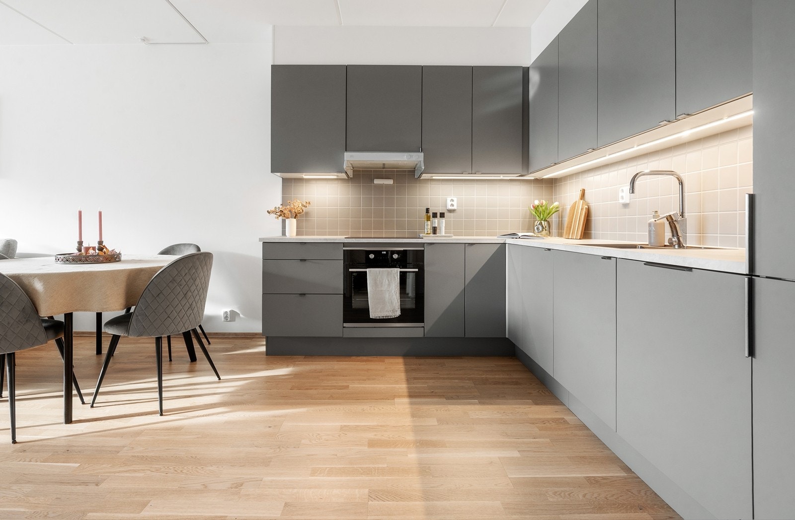 Kjøkkenet er utstyrt med komfyrvakt og lekkasjestopper i henhold til dagens krav. Galleribilde