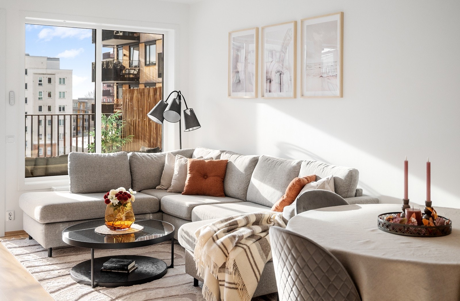 En moderne 3-roms i 4. etasje fra 2023 med attraktiv, intern beliggenhet vendt mot bilfritt fellesområde. Fotograf: Christian Jacobsen v/ Studio Oslo AS Galleribilde