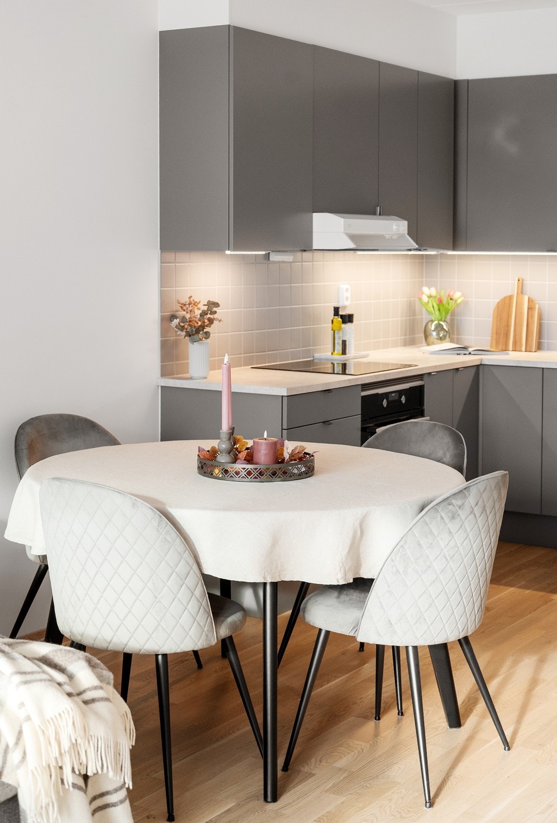 HTH-kjøkken levert med integrerte hvitevarer som medfølger handelen. Galleribilde