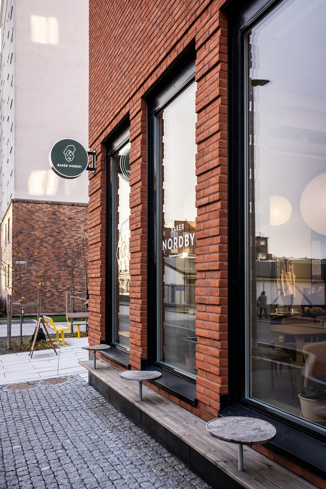 Hyggelige caféer og servicetilbud i umiddelbar nærhet, samt kort gangavstand til kollektivtransport. Galleribilde