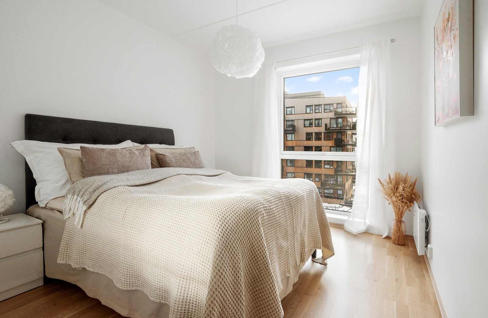 Oppvarming av boligen skjer i hovedsak ved bruk av vannbåren varme til radiatorer, kombinert med panelovn på hovedsoverom. Galleribilde