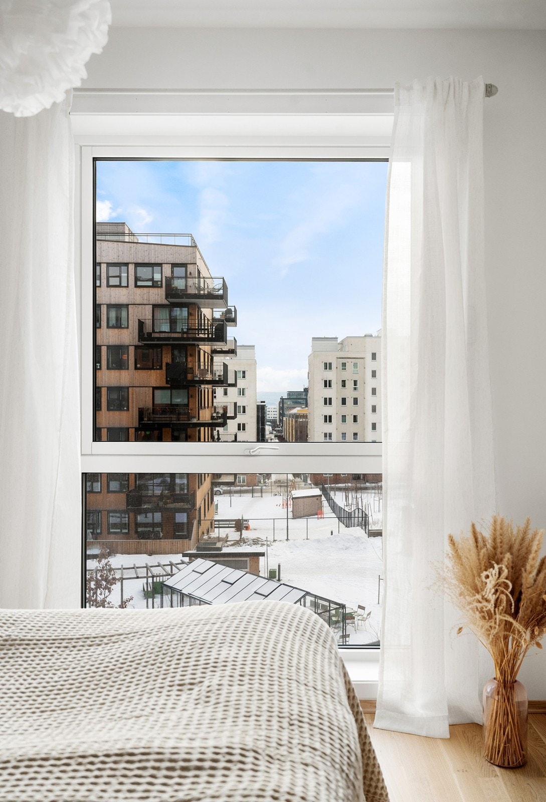 Tak-til-gulv-vindu gir godt lysinnslipp og luftig romfølelse. Galleribilde