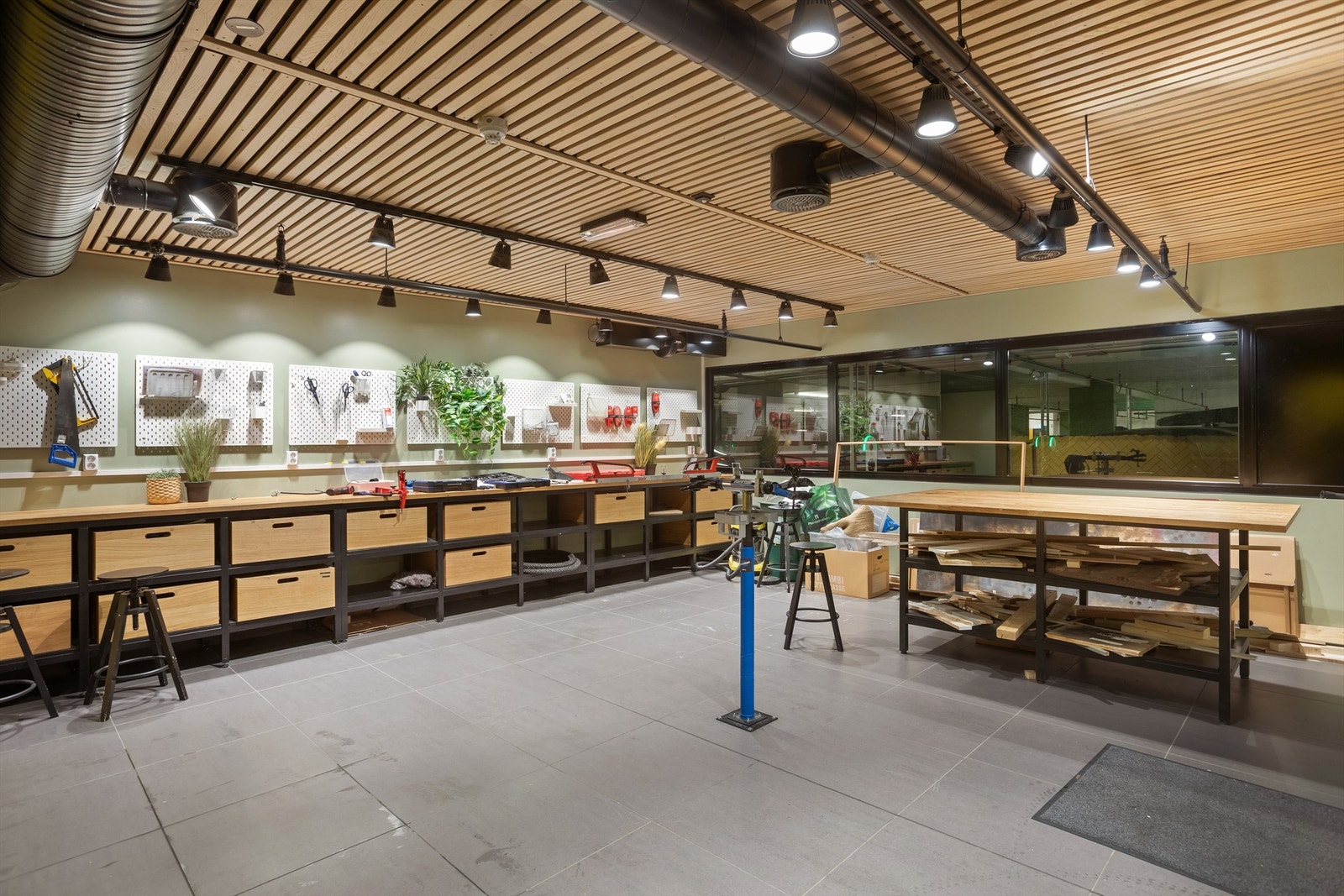 Beboeren i Løren botaniske har tilgang til et felles hobbyrom i parkeringskjellere med flere praktiske funksjoner tilrettelagt for en aktiv hverdag. Galleribilde