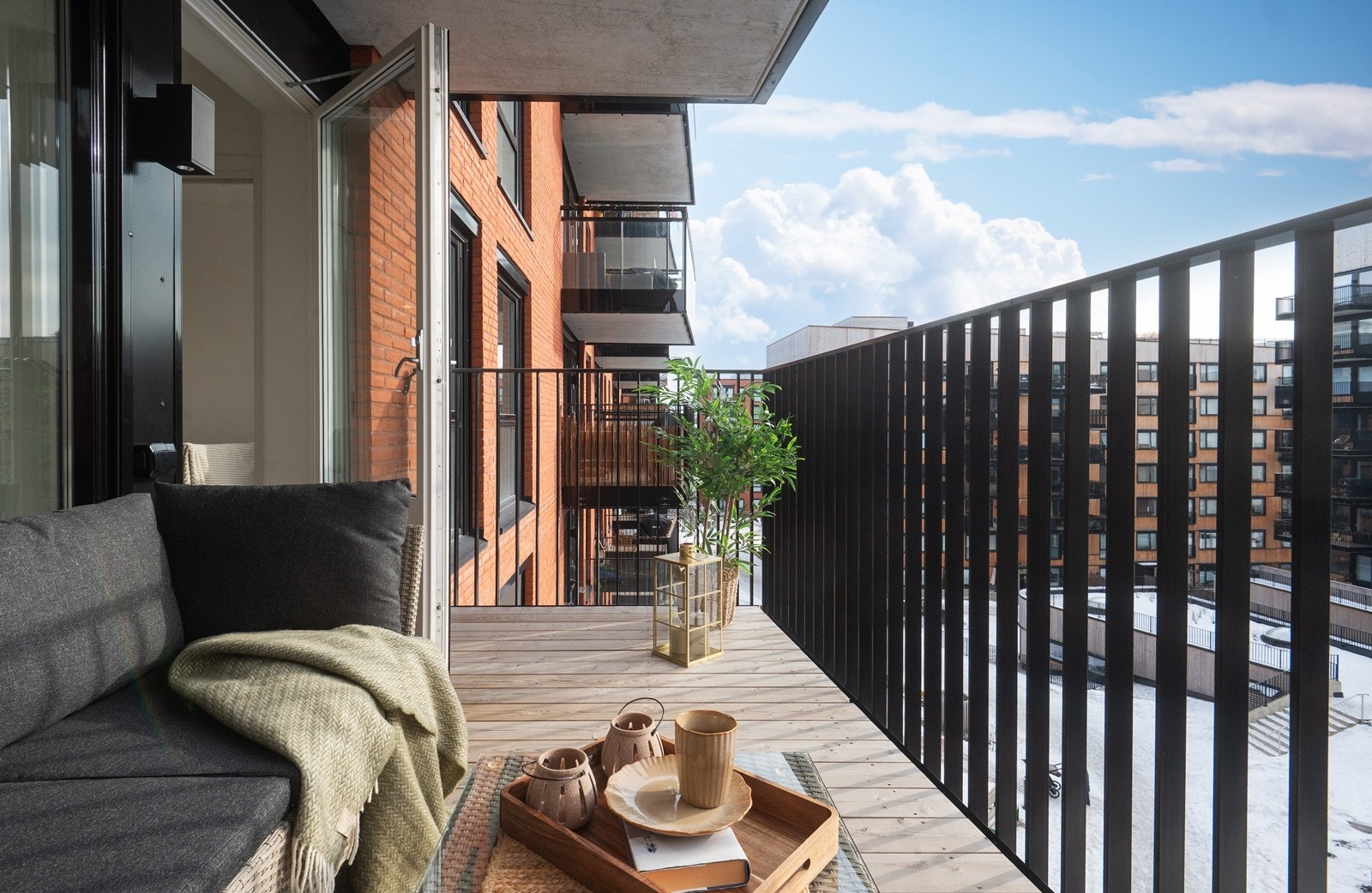 Utsyn mot bilfritt gårdsrom gir rolige uteoppholdsforhold. Galleribilde