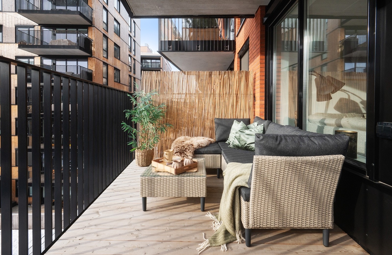 Selger opplyser om sol fra ca. kl 11-17, samt kveldssol fra vest. Galleribilde