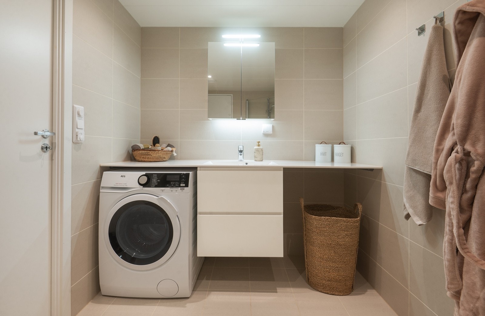 Helddekkende servant valgt som tilvalg, med god benkeplass og opplegg for vaskemaskin. Galleribilde